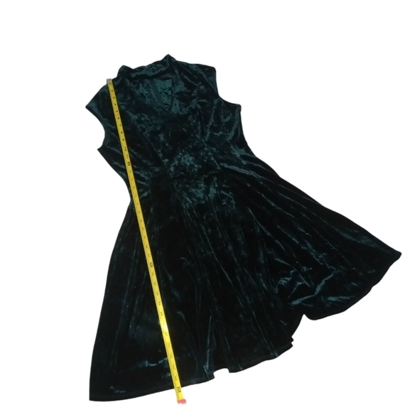Gabby Skye Emerald Green Velvet Keyhole Choker Neck Skater Dress Size 8 - Picture 6 of 7